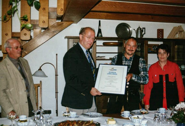 Übergabe der Urkunde durch die Kreishandwerkerschaft Ammerland Kreishandwerksmeister Gerold Kahle, Geschäftsführer Jürgen de Buhr