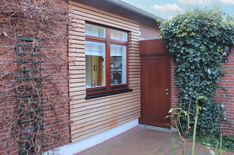 Fassade mit Lärche Rhombus-Profil (Wohnhaus Oldenburg-Kreyenbrück)