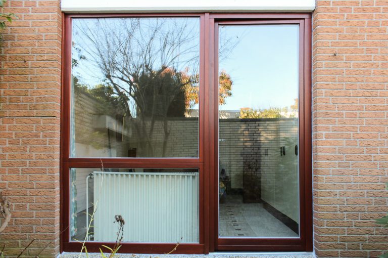 Fenster aus Holz (Atriumhaus Wilhelmshaven, Architekt Valentin) (1/2)