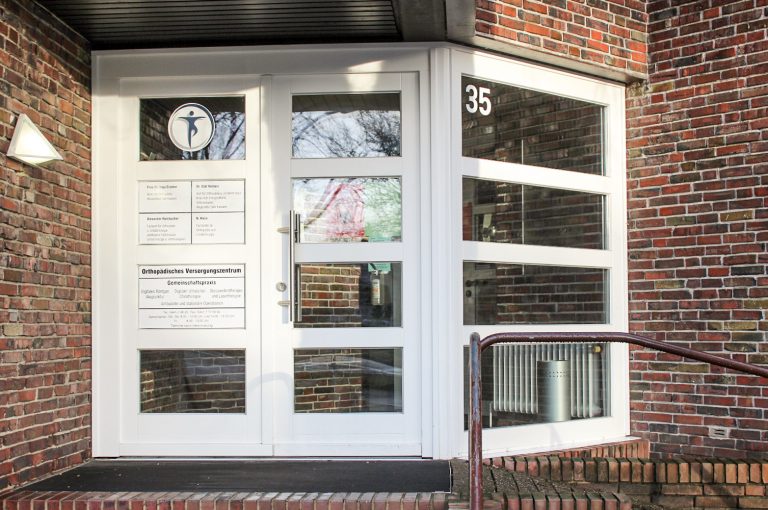 Haustüren aus Holz (Orthopädische Praxis, Ofener Strasse, Oldenburg)