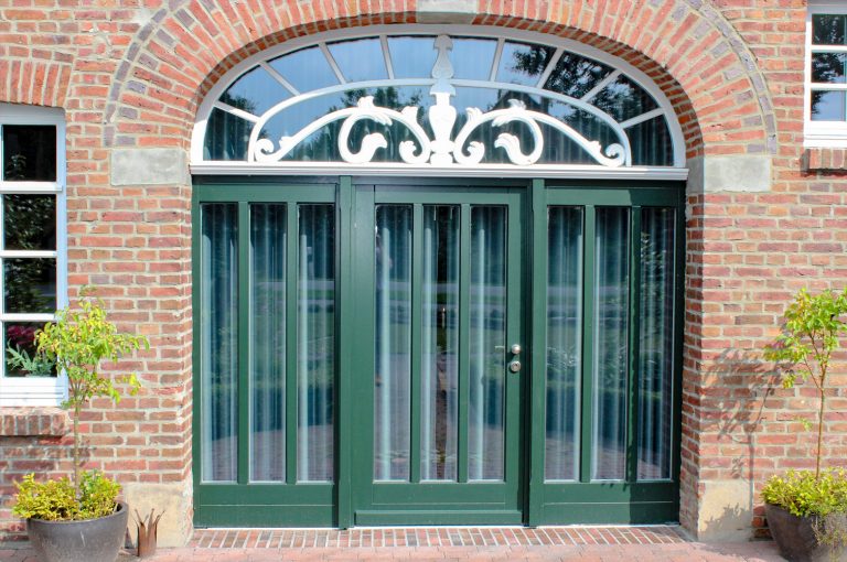 Haustüren aus Holz (Zaunkönig-Die Eventküche, Wiefelstede) (1/3)